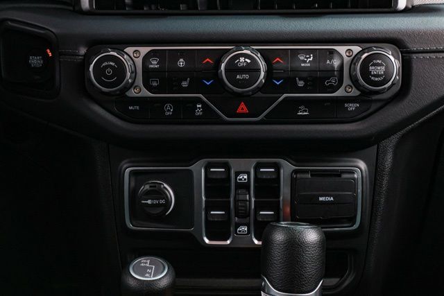 2025 Jeep Wrangler 4-Door Sahara - Photo 46