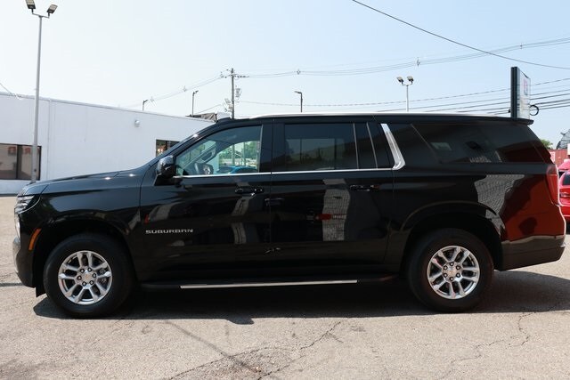 2025 Chevrolet Suburban LT photo 4