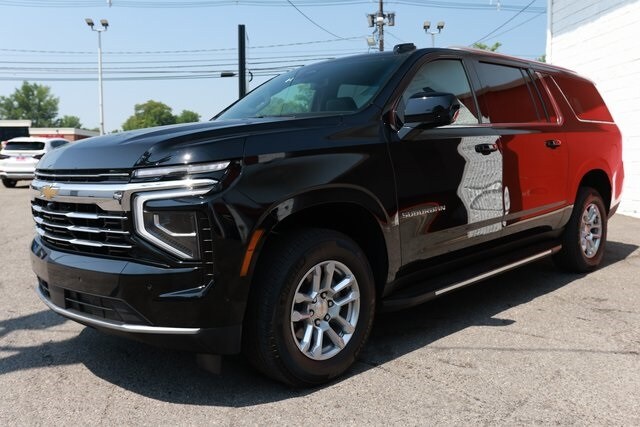 2025 Chevrolet Suburban LT photo 3