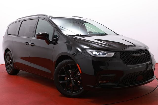 2025 Chrysler Pacifica Limited's photo