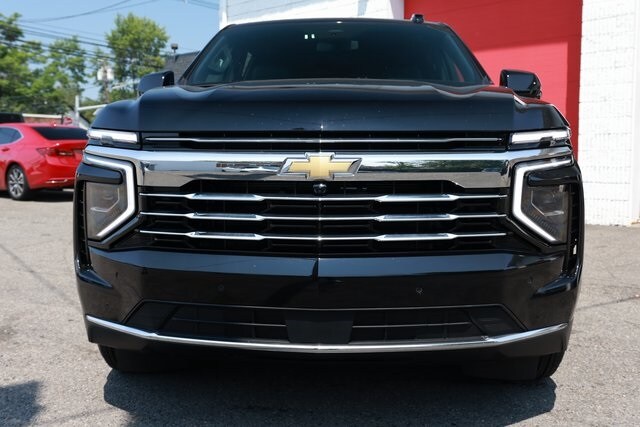 2025 Chevrolet Suburban LT photo 2