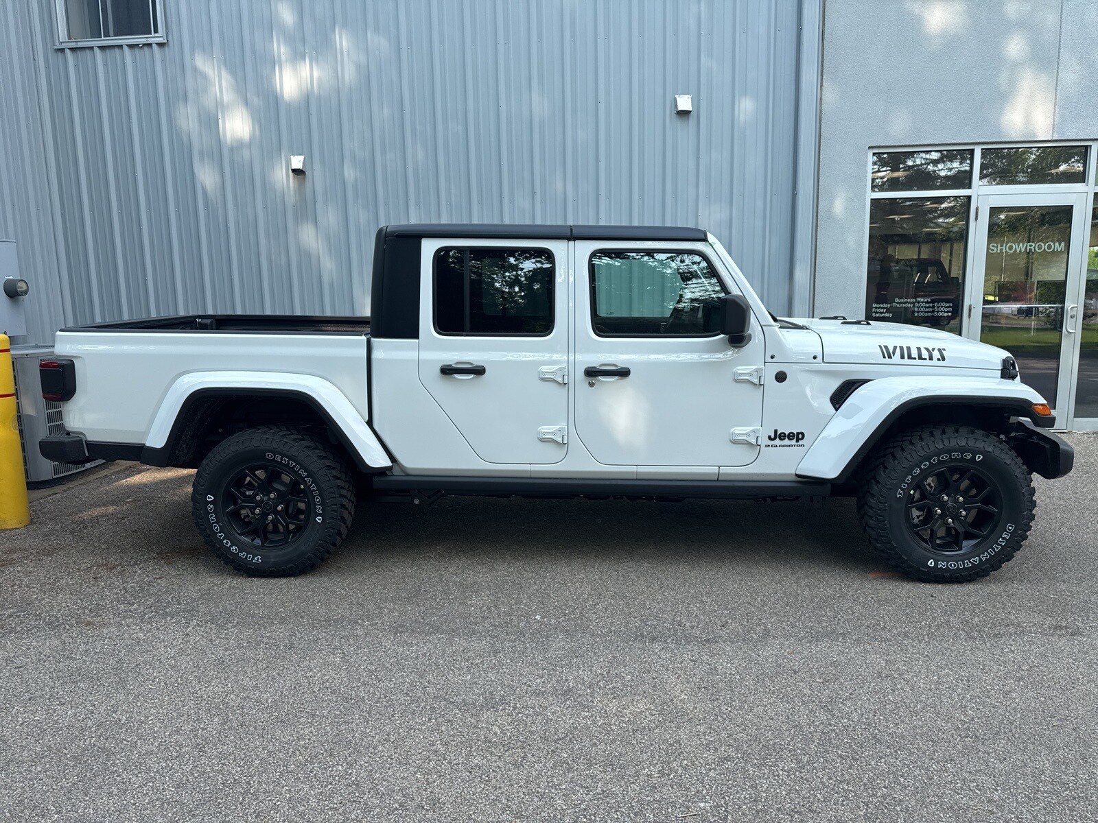 2025 Bright White Jeep Gladiator WILLYS 4X4 4X4 Truck