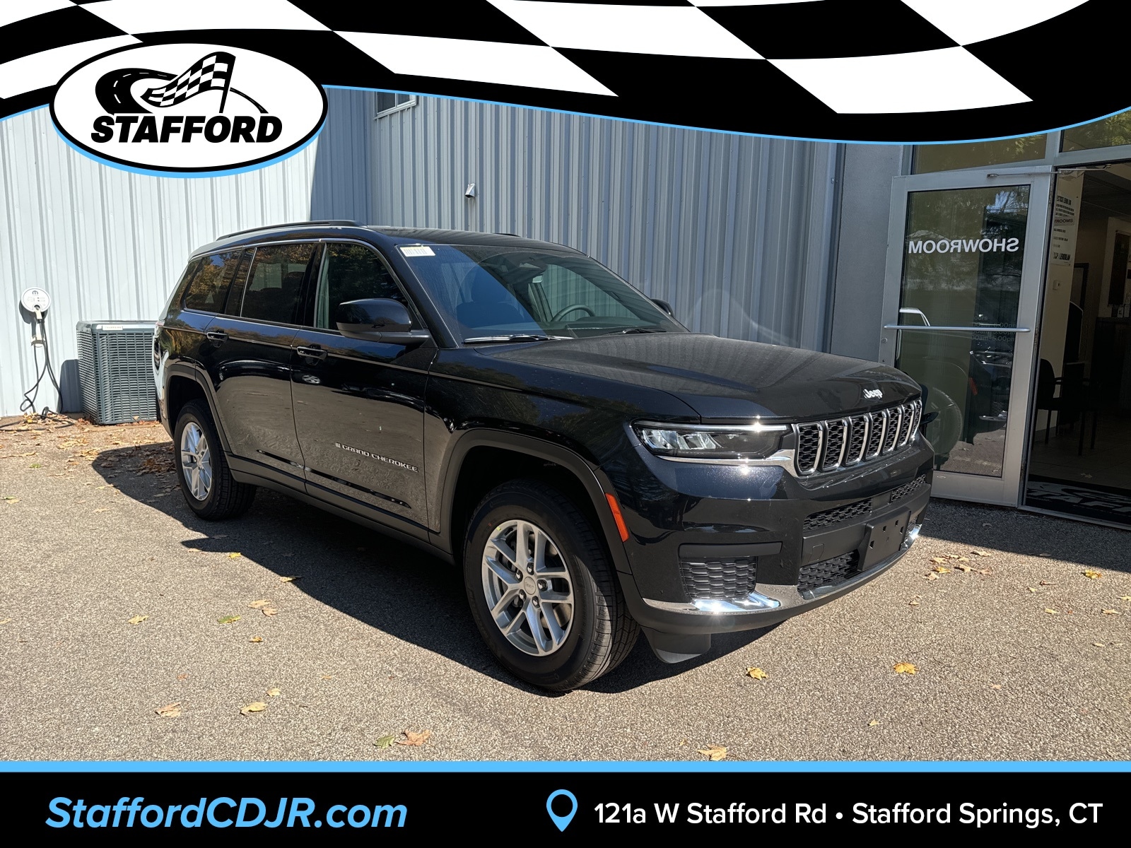 2025 Diamond Black Crystal Pearlcoat Jeep Grand Cherokee L LAREDO 4X4 4X4 SUV
