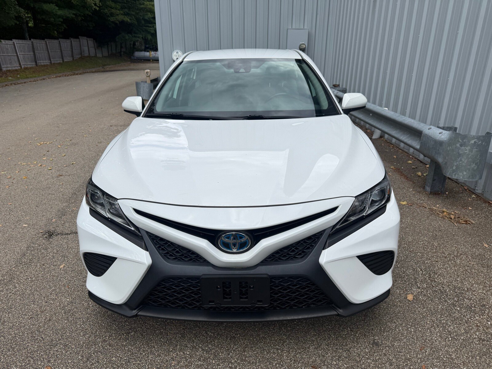 2020 Toyota Camry Hybrid SE photo 2