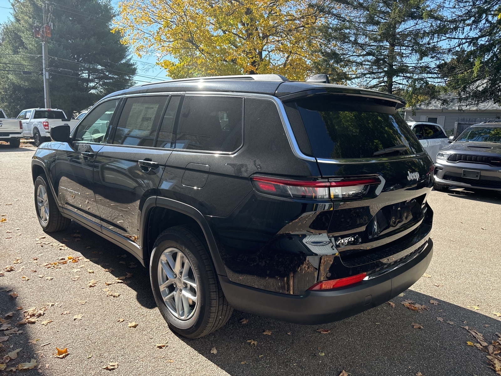 2025 Diamond Black Crystal Pearlcoat Jeep Grand Cherokee L LAREDO 4X4 4X4 SUV