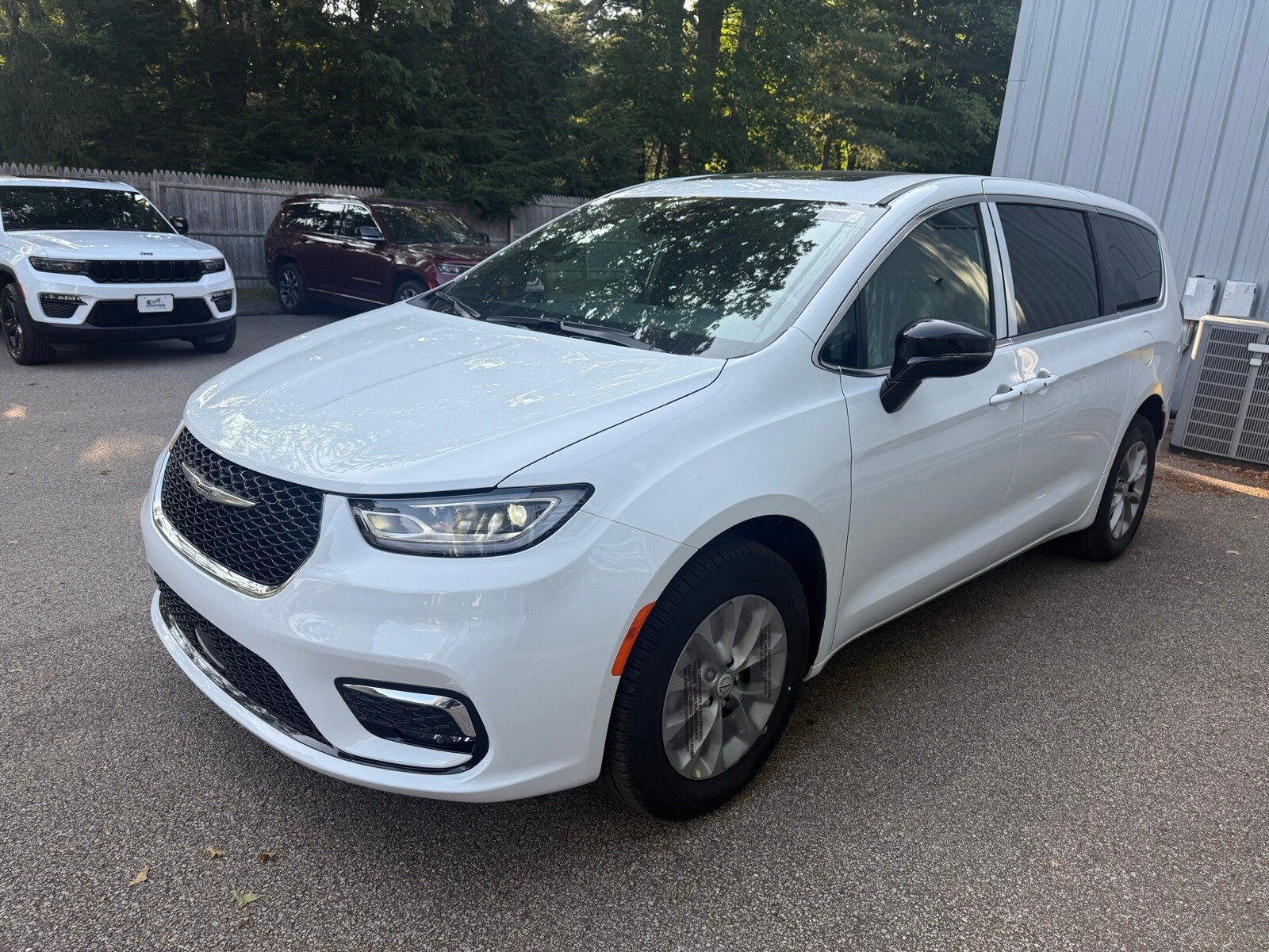 2026 Chrysler Pacifica photo 3