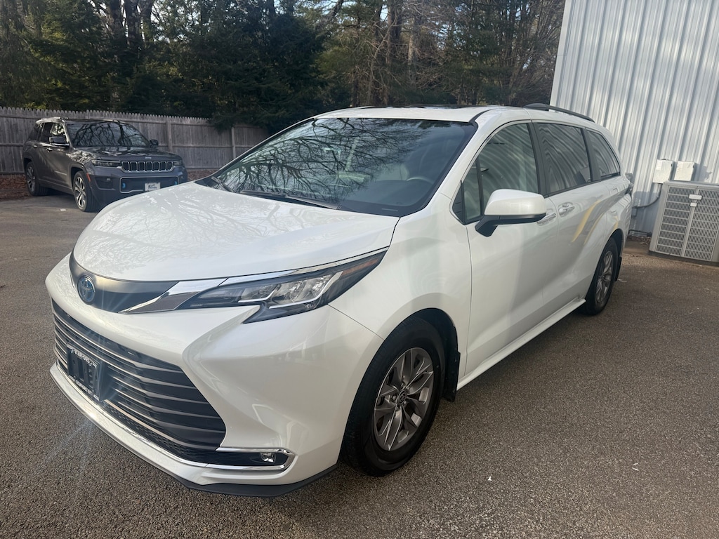 Used 2022 Toyota Sienna XLE Minivan/Van
