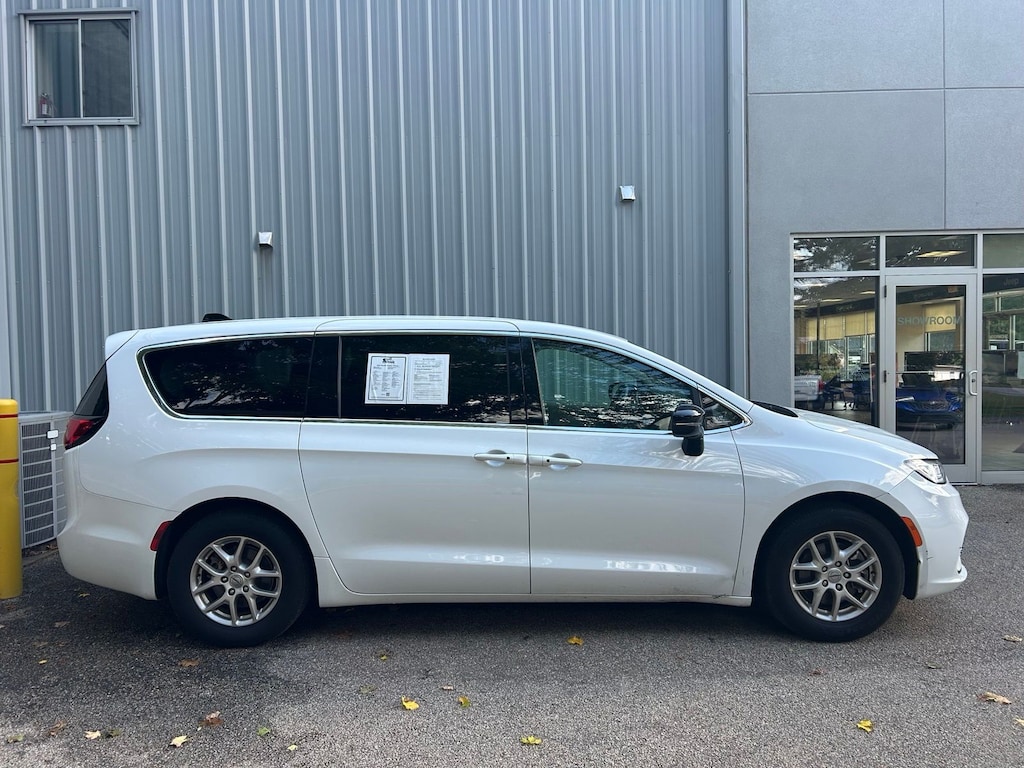 Used 2024 Chrysler Pacifica Touring L Minivan/Van