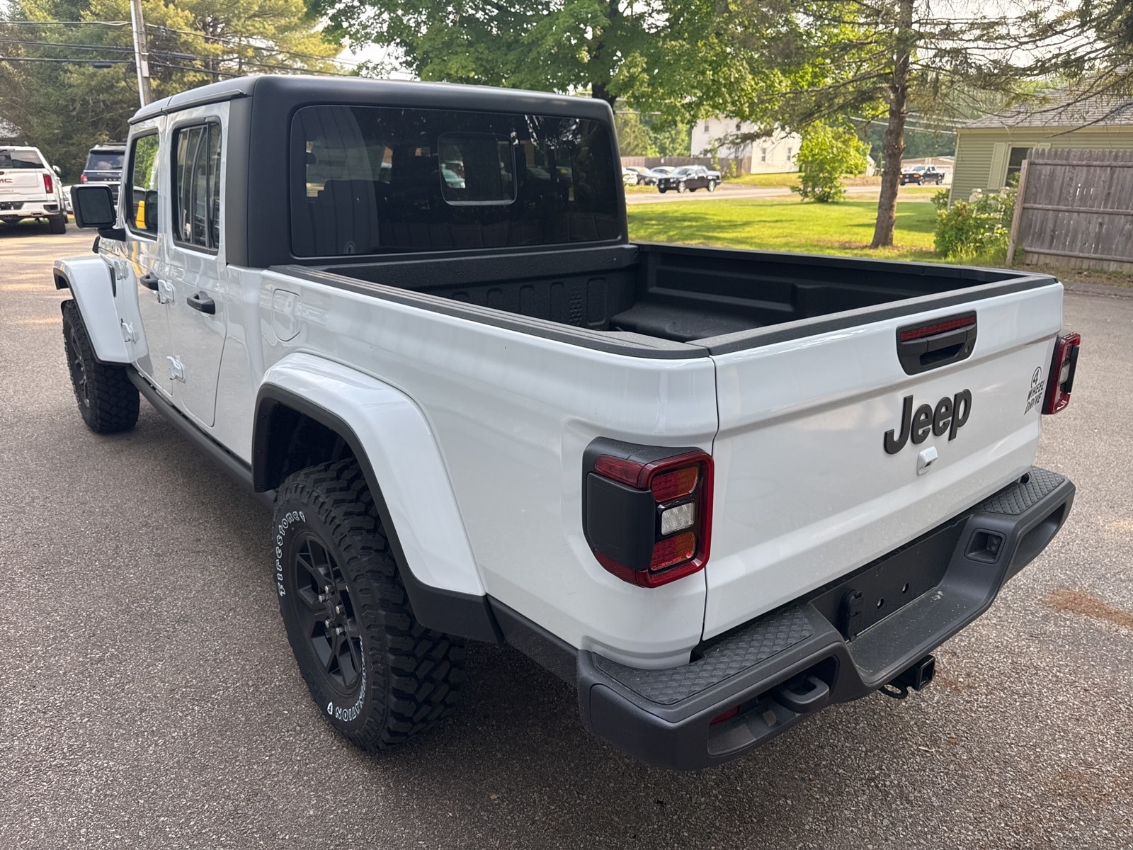 2025 Bright White Jeep Gladiator WILLYS 4X4 4X4 Truck
