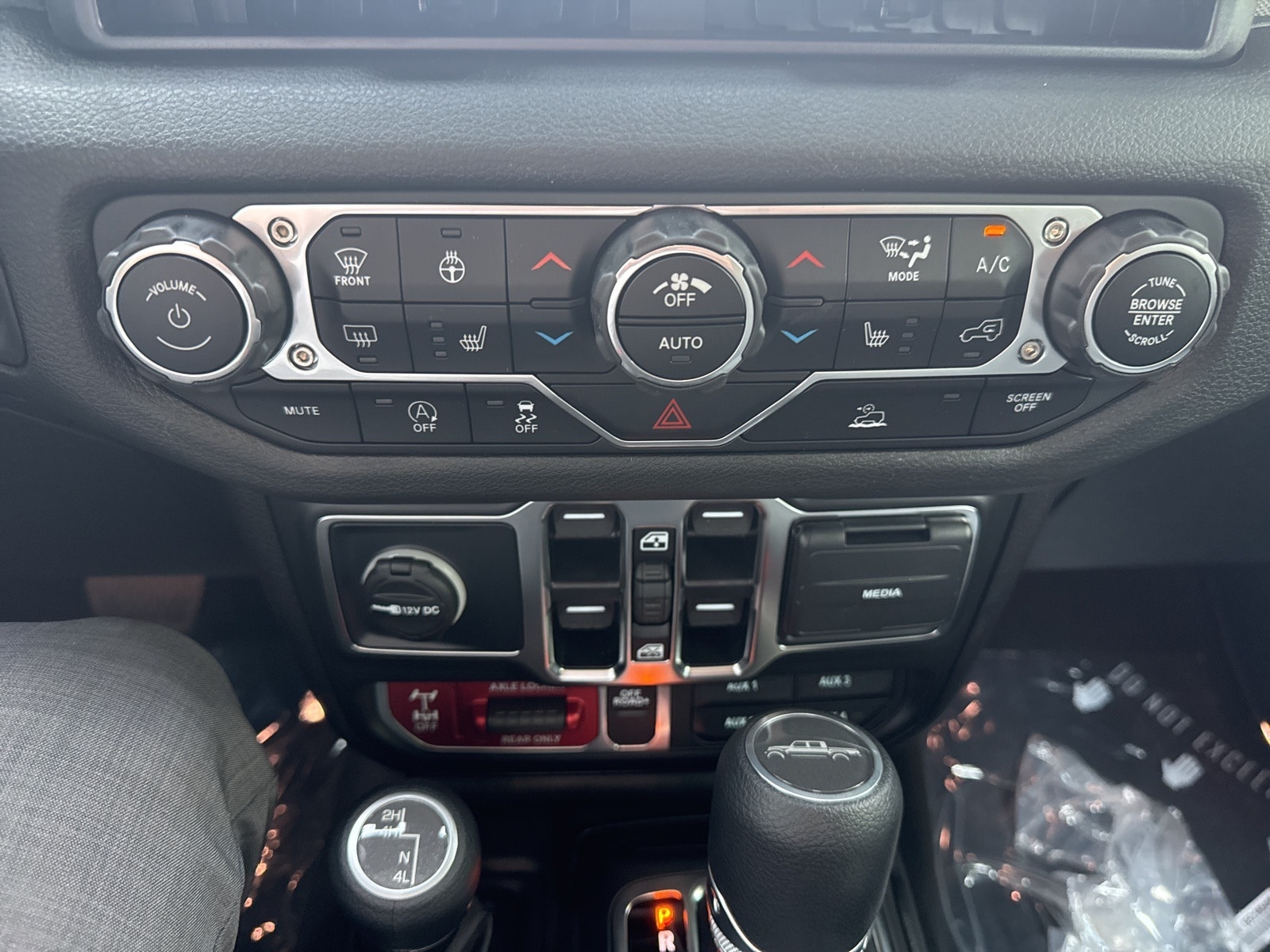 2025 Bright White Jeep Gladiator WILLYS 4X4 4X4 Truck
