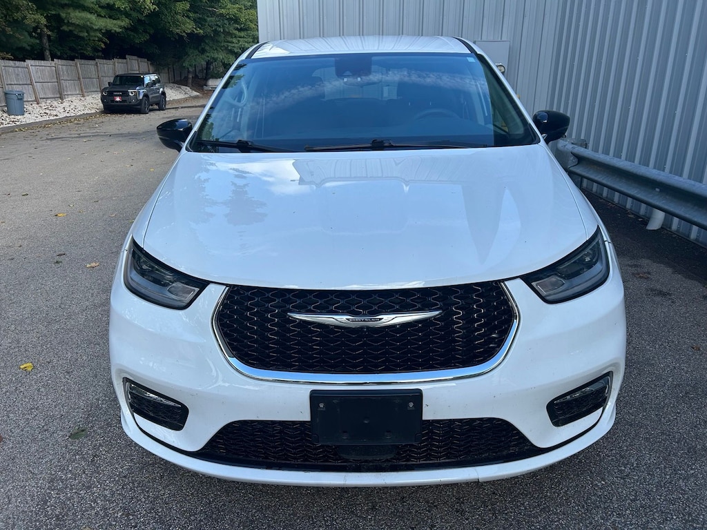 Used 2024 Chrysler Pacifica Touring L Minivan/Van