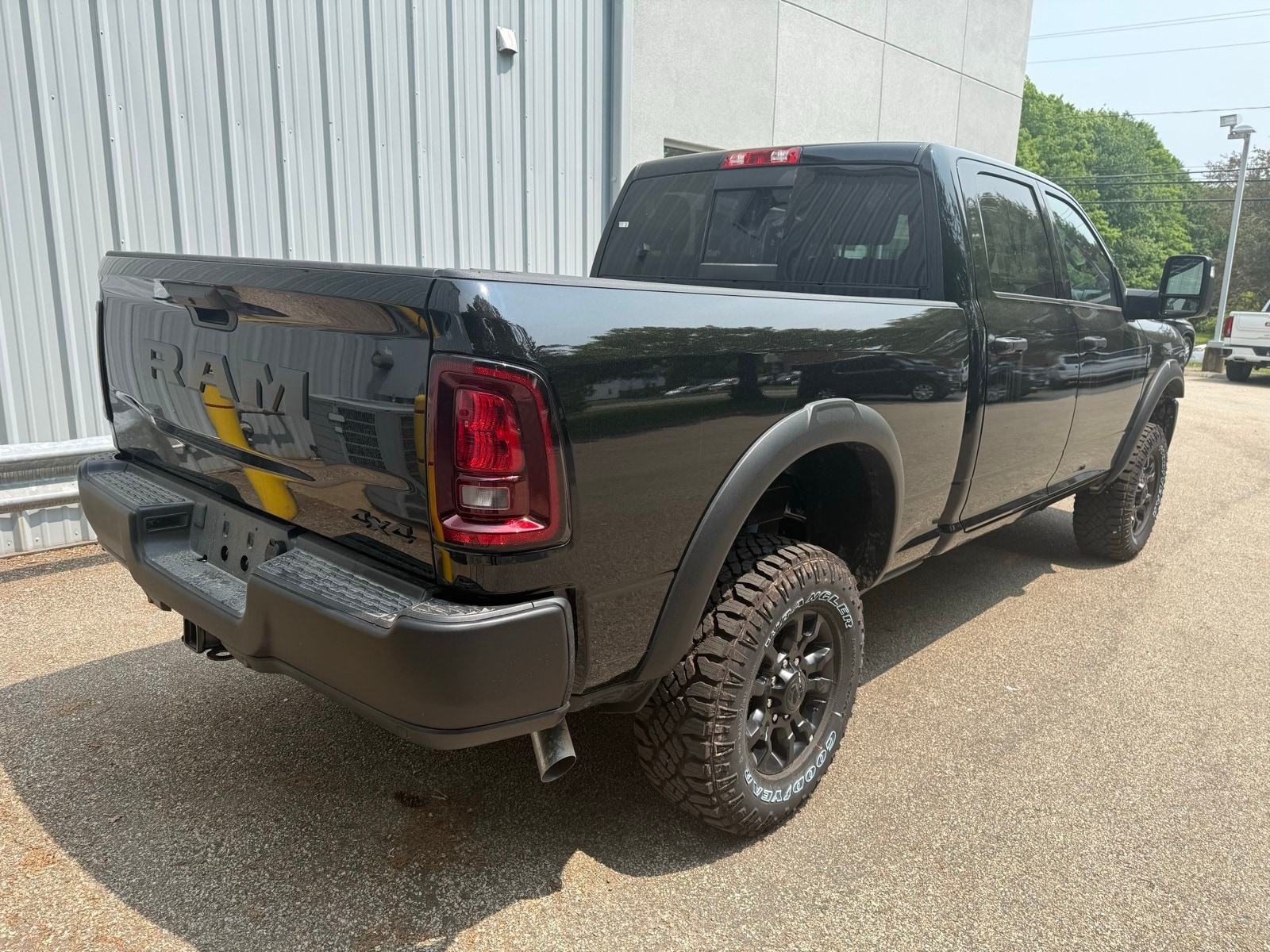 2025 Diamond Black Crystal Pearlcoat Ram 2500 TRADESMAN CREW CAB 4X4 6'4 BOX 4X4 Truck