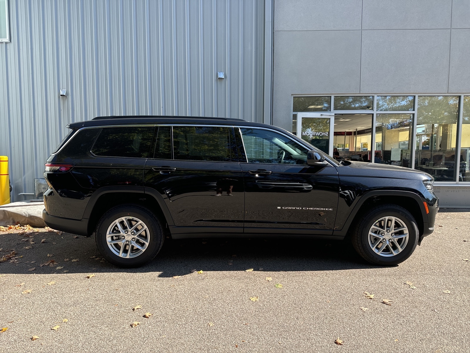 2025 Diamond Black Crystal Pearlcoat Jeep Grand Cherokee L LAREDO 4X4 4X4 SUV