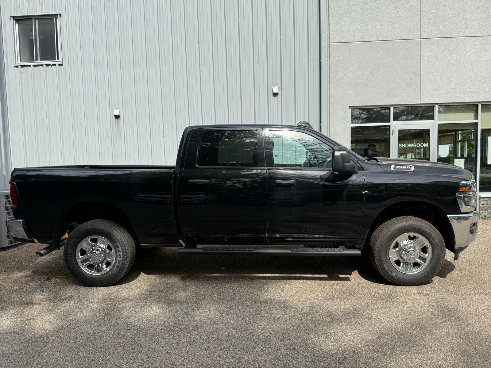 2025 Diamond Black Crystal Pearlcoat Ram 3500 TRADESMAN CREW CAB 4X4 6'4 BOX 4X4 Truck