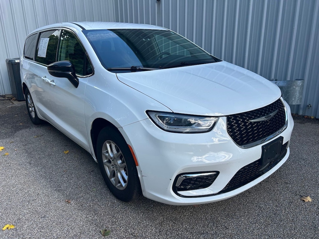 Used 2024 Chrysler Pacifica Touring L Minivan/Van