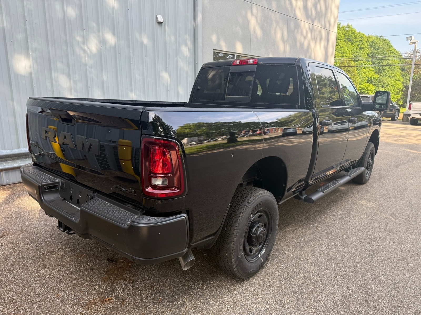 2025 Diamond Black Crystal Pearlcoat Ram 2500 TRADESMAN CREW CAB 4X4 6'4 BOX 4X4 Truck