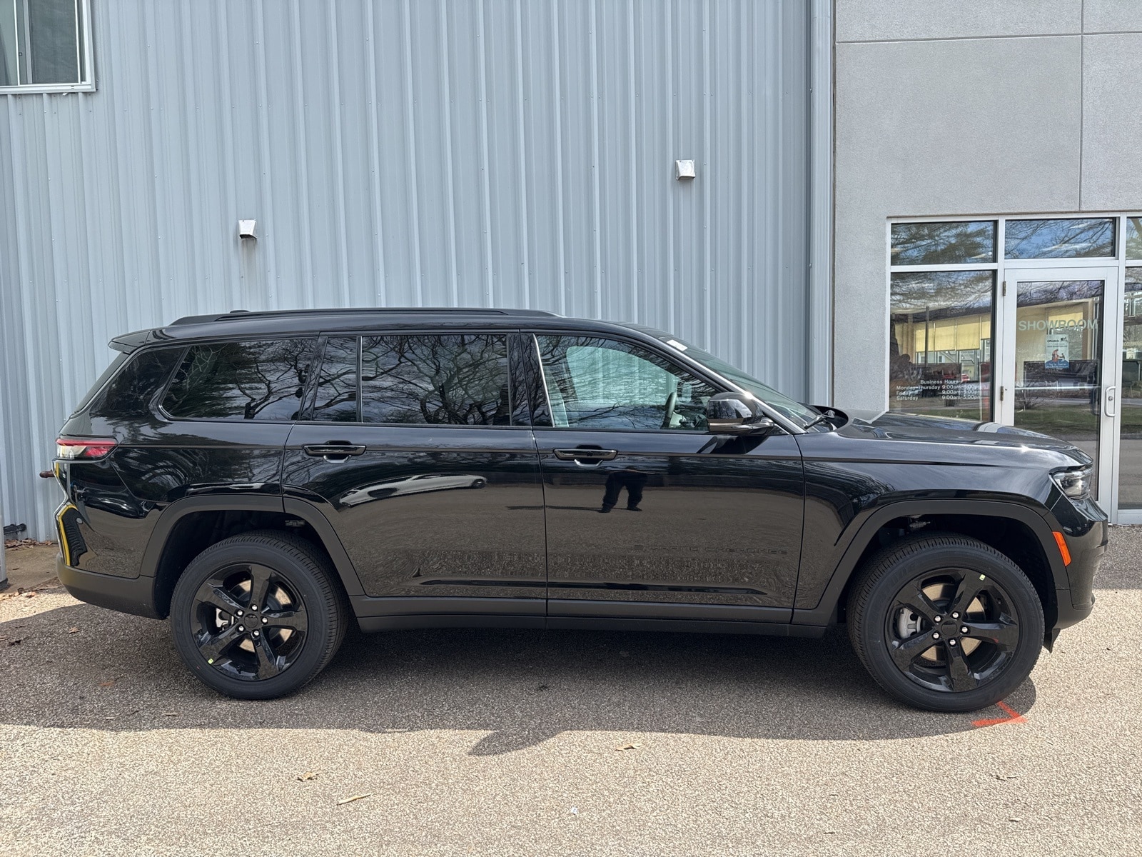 2025 Diamond Black Crystal Pearlcoat Jeep Grand Cherokee L ALTITUDE X 4X4 4X4 SUV