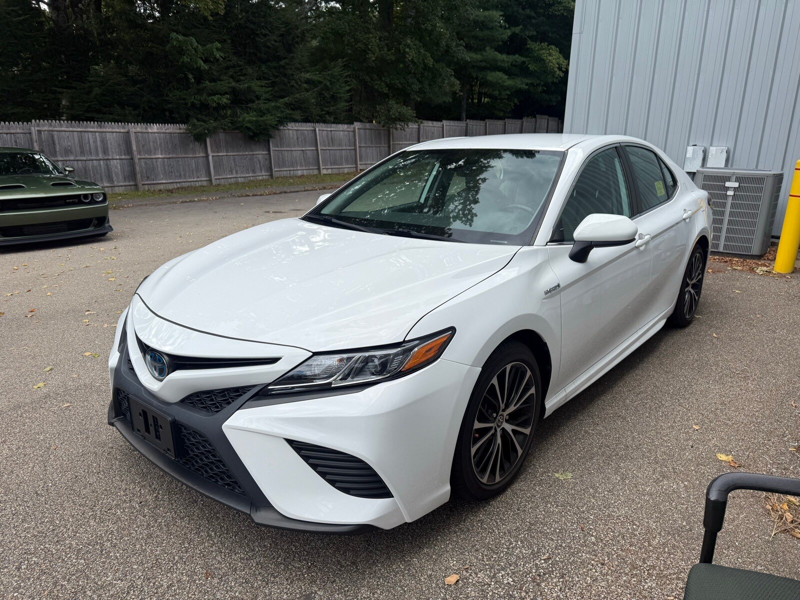 2020 Toyota Camry Hybrid SE photo 3