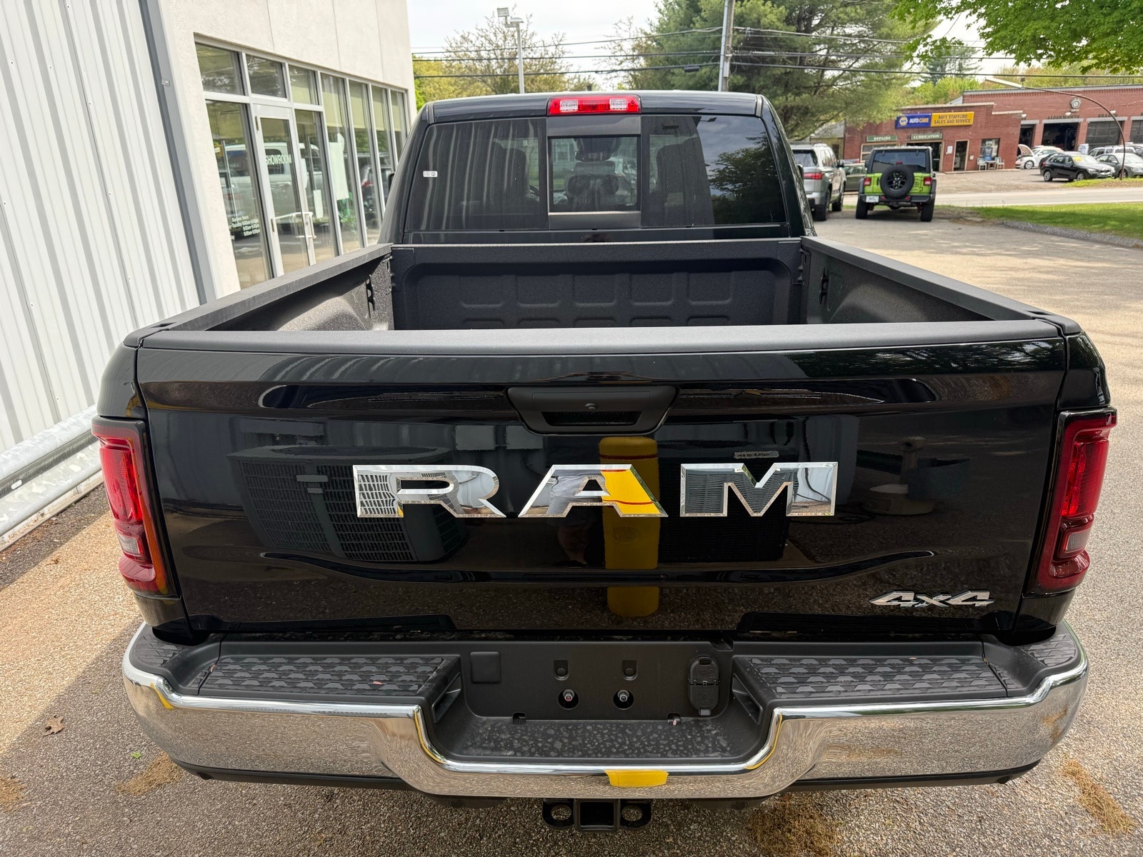 2025 Diamond Black Crystal Pearlcoat Ram 3500 TRADESMAN CREW CAB 4X4 6'4 BOX 4X4 Truck