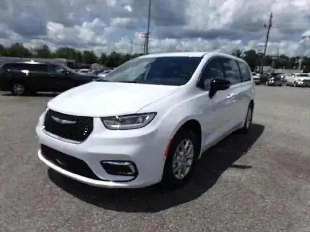 2024 Chrysler Pacifica Touring L photo 3