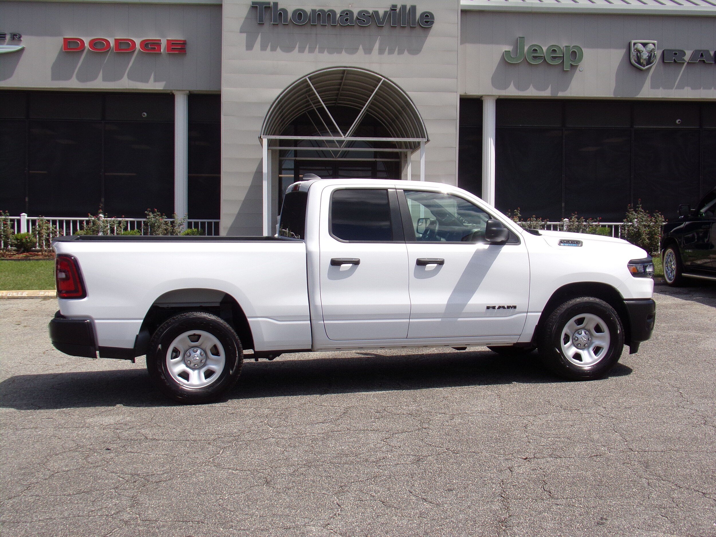2025 Ram 1500 Tradesman photo 3