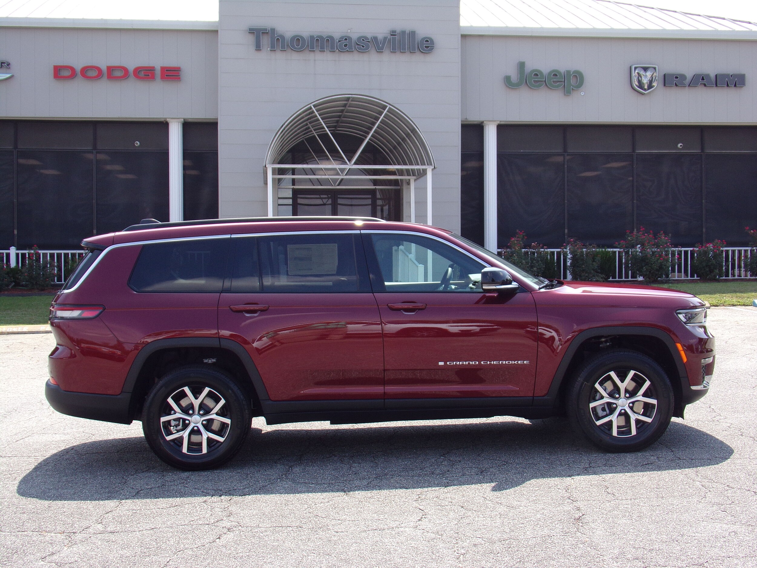 2025 Jeep Grand Cherokee Limited photo 3