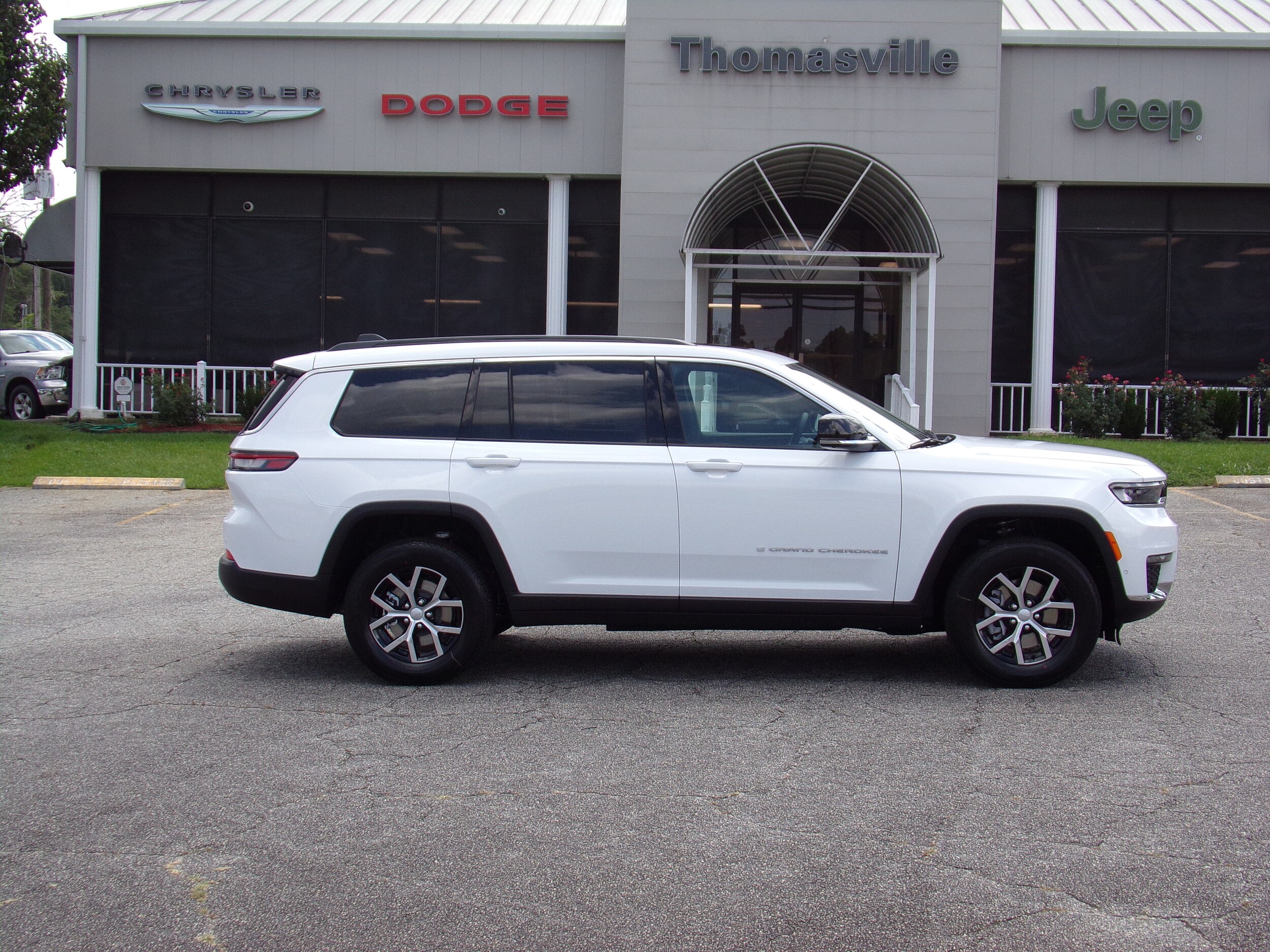 2025 Jeep Grand Cherokee Limited photo 3