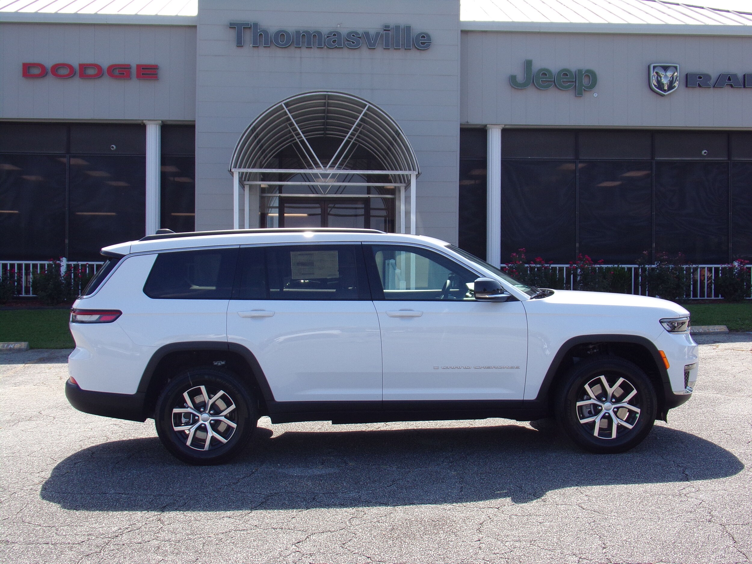 2025 Jeep Grand Cherokee Limited photo 3