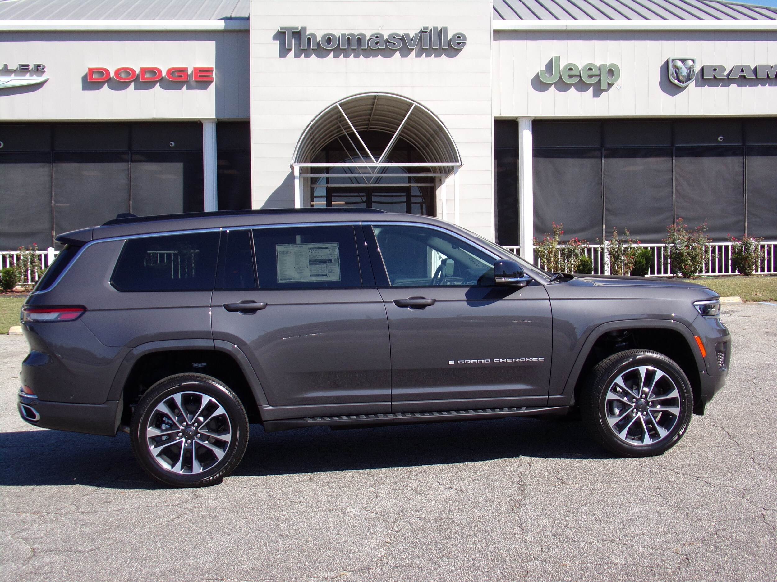 2025 Jeep Grand Cherokee Overland photo 2