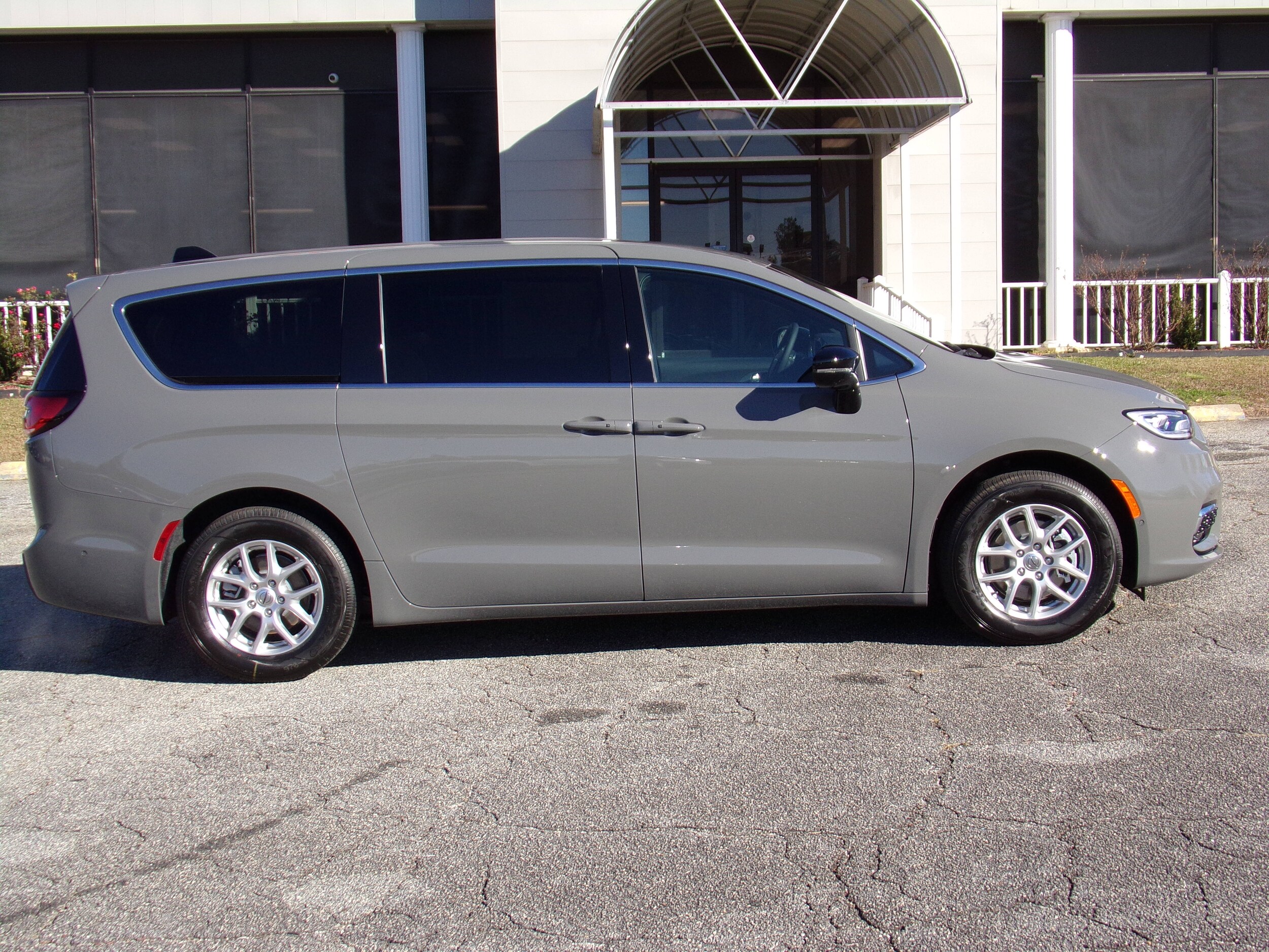 2025 Chrysler Pacifica photo 3