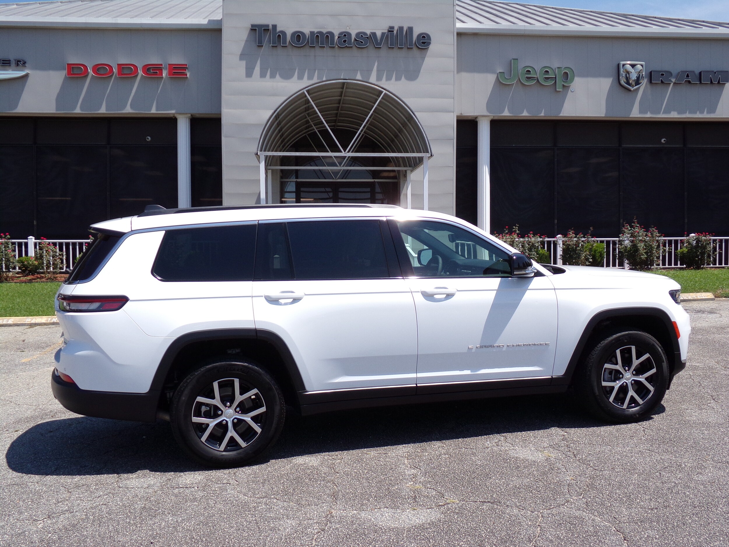 2024 Jeep Grand Cherokee Limited photo 3