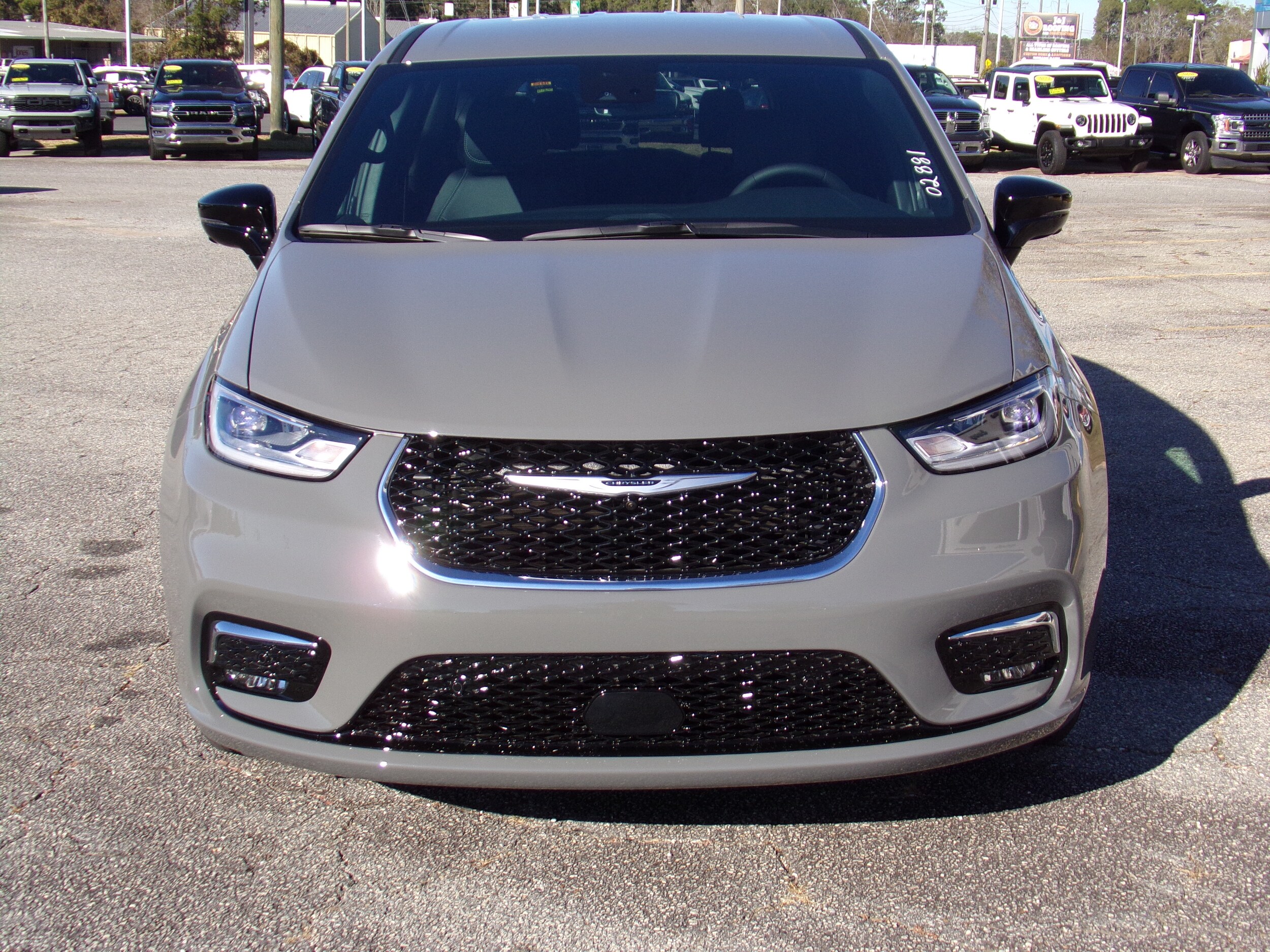 2025 Chrysler Pacifica photo 2