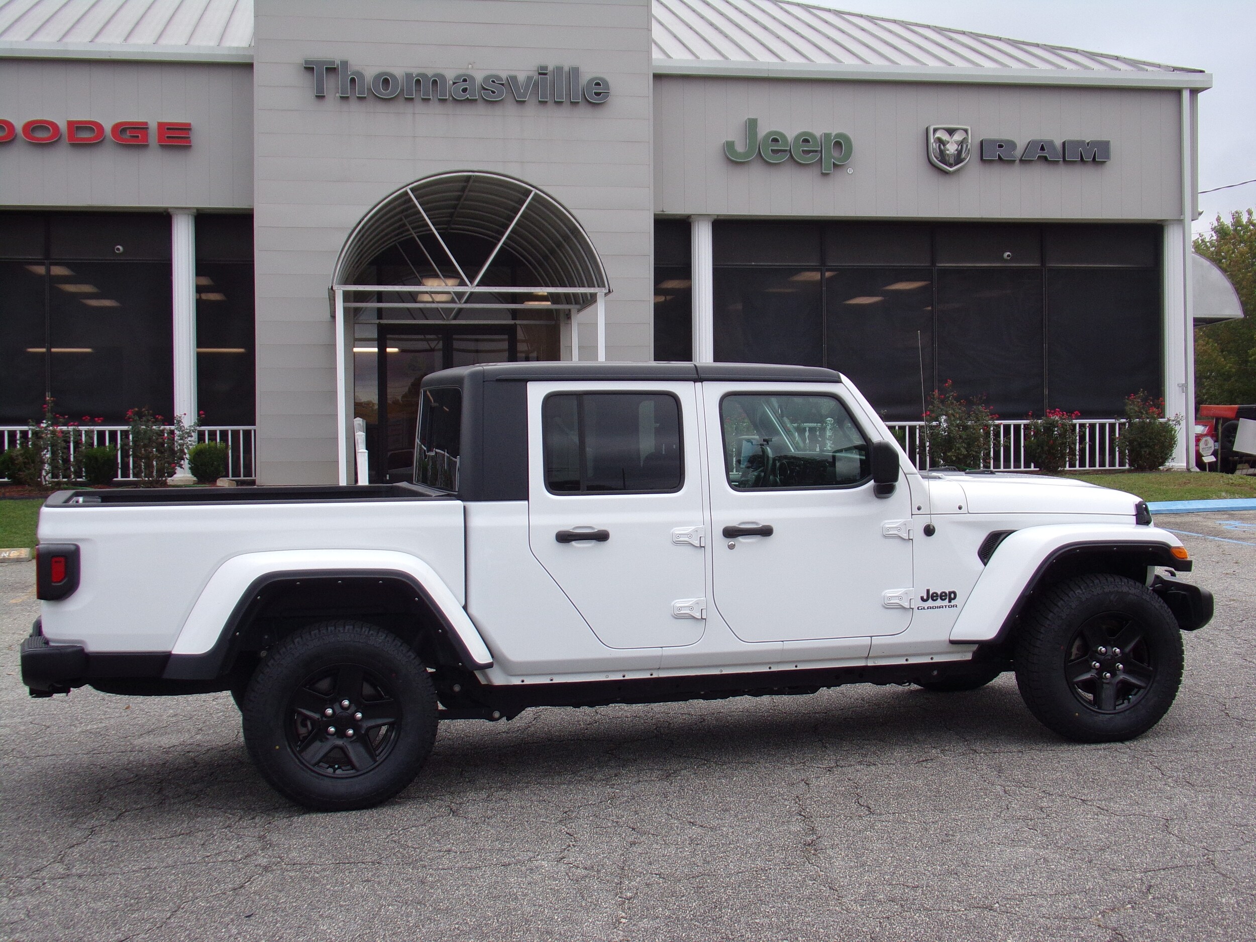 2021 Jeep Gladiator Sport S photo 3