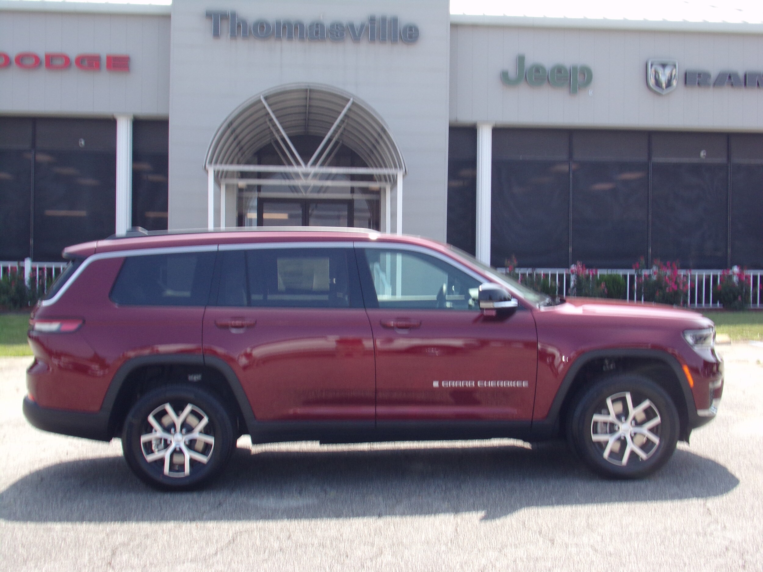 2025 Jeep Grand Cherokee Limited photo 3