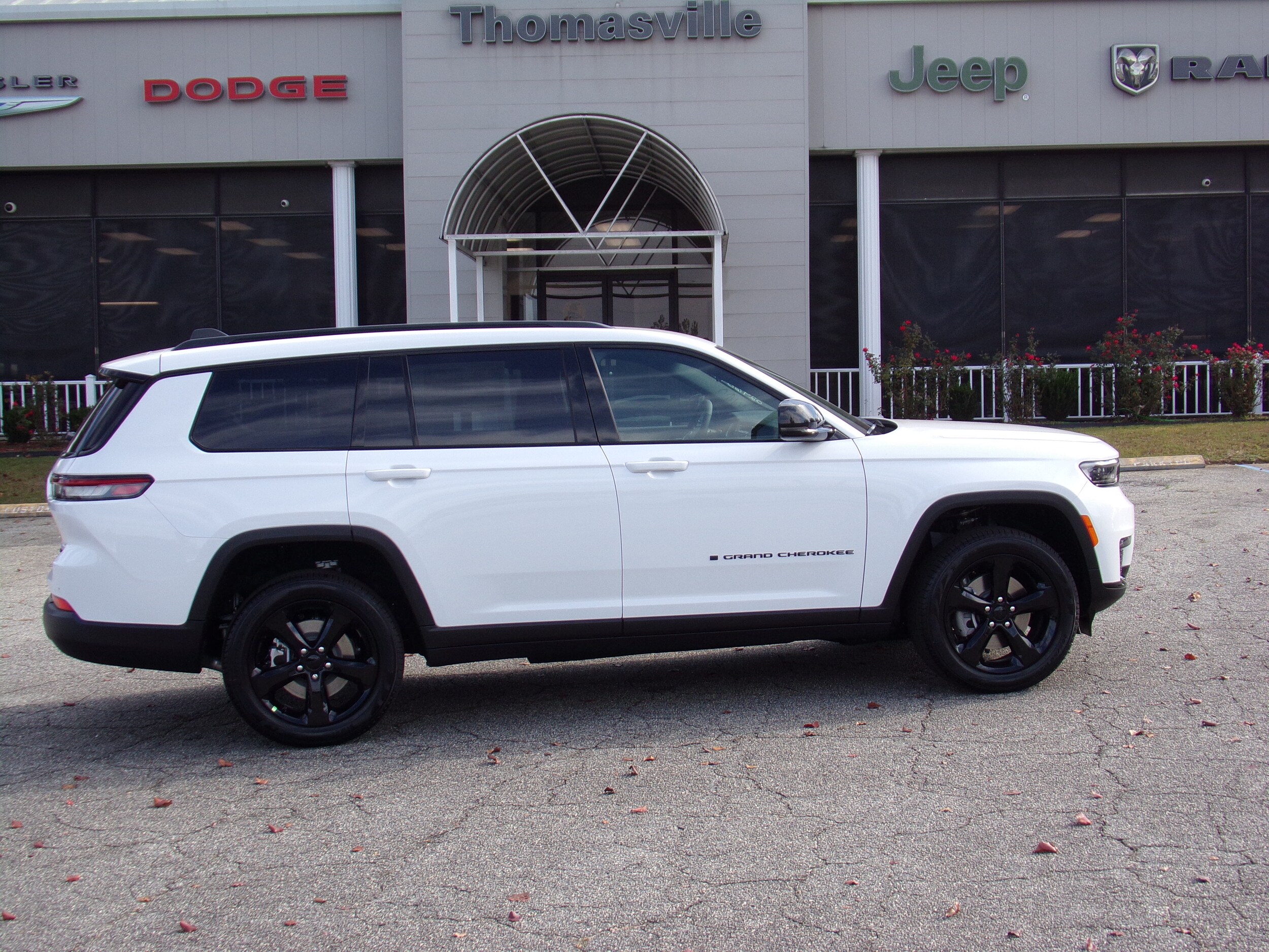2025 Jeep Grand Cherokee Limited photo 3