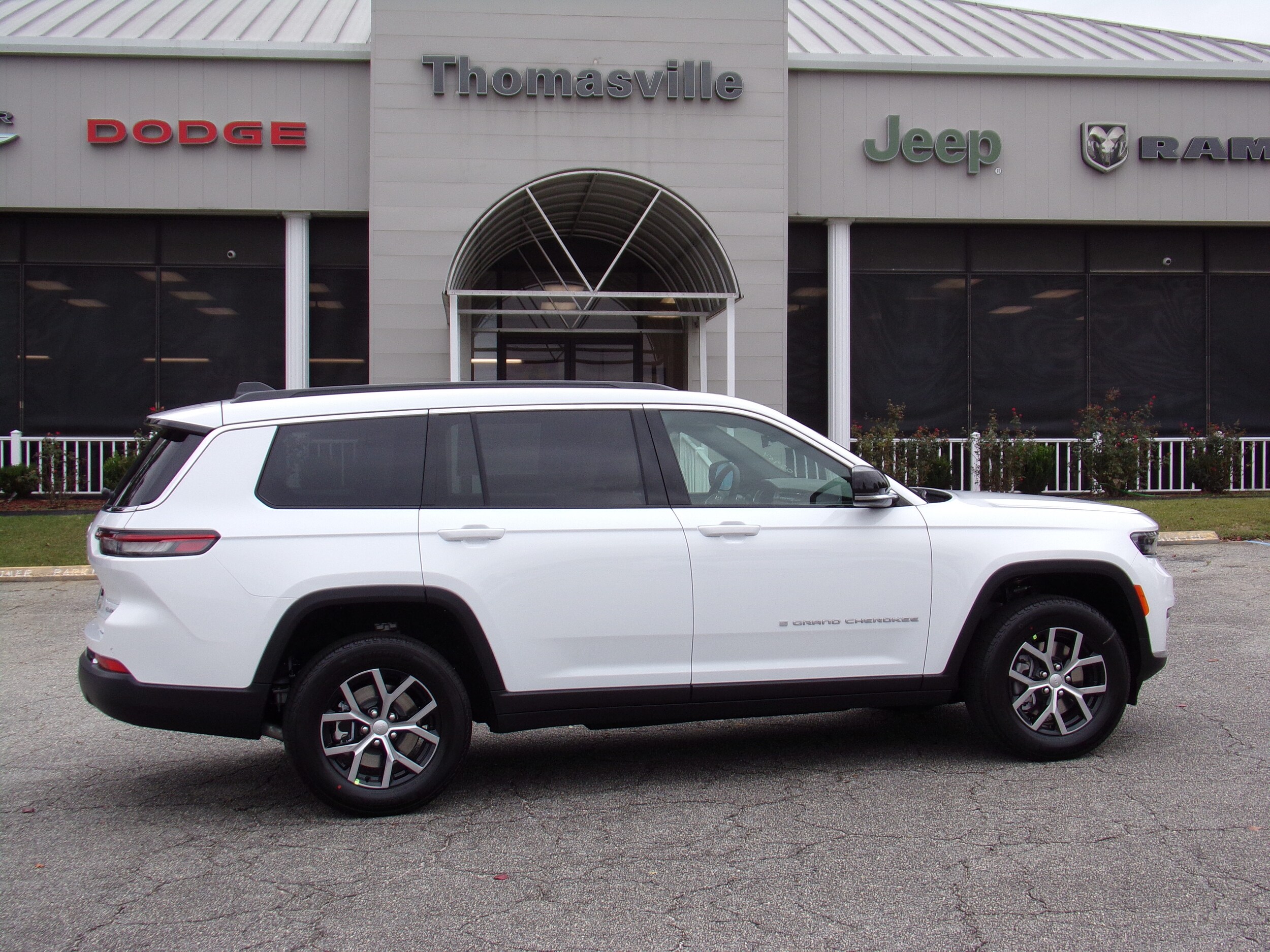 2025 Jeep Grand Cherokee Limited photo 3