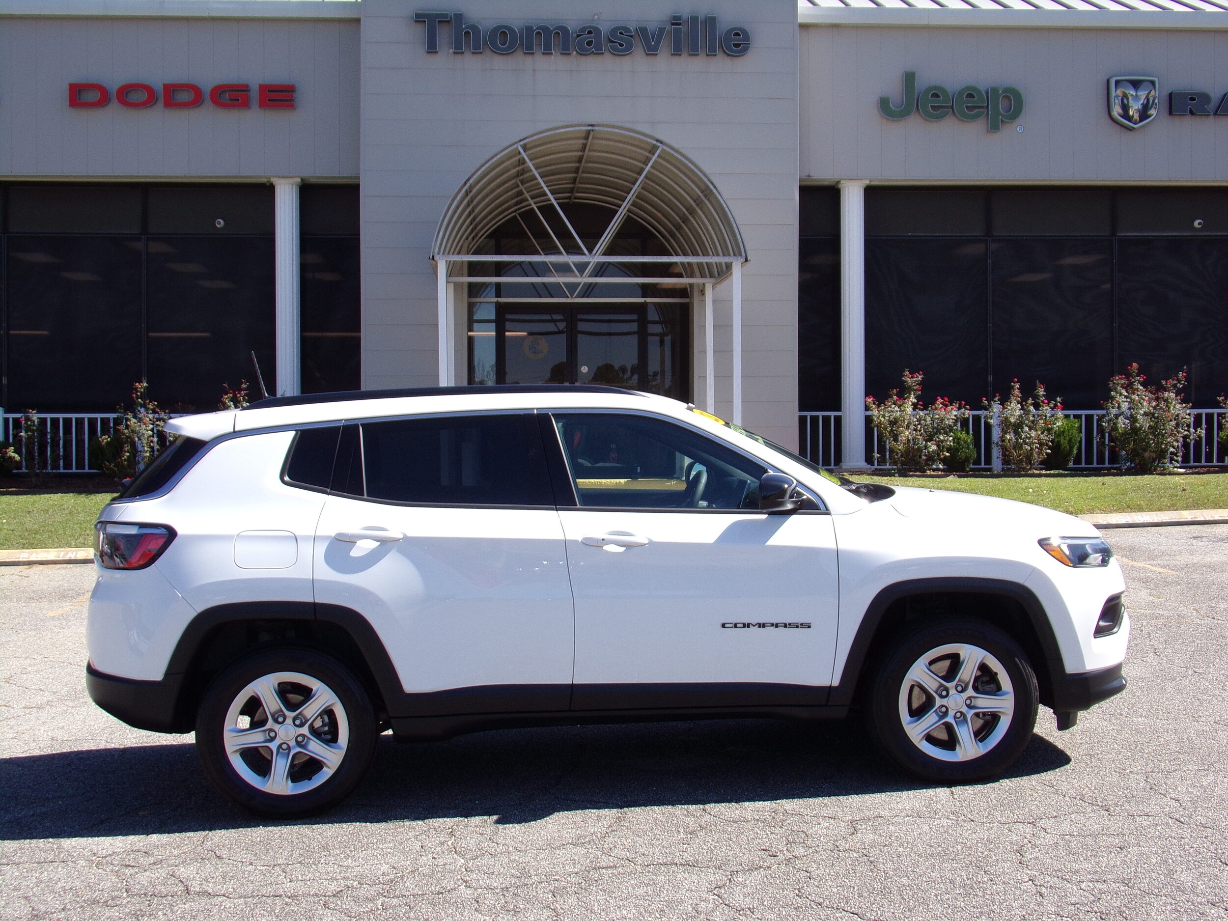2023 Jeep Compass Latitude photo 2
