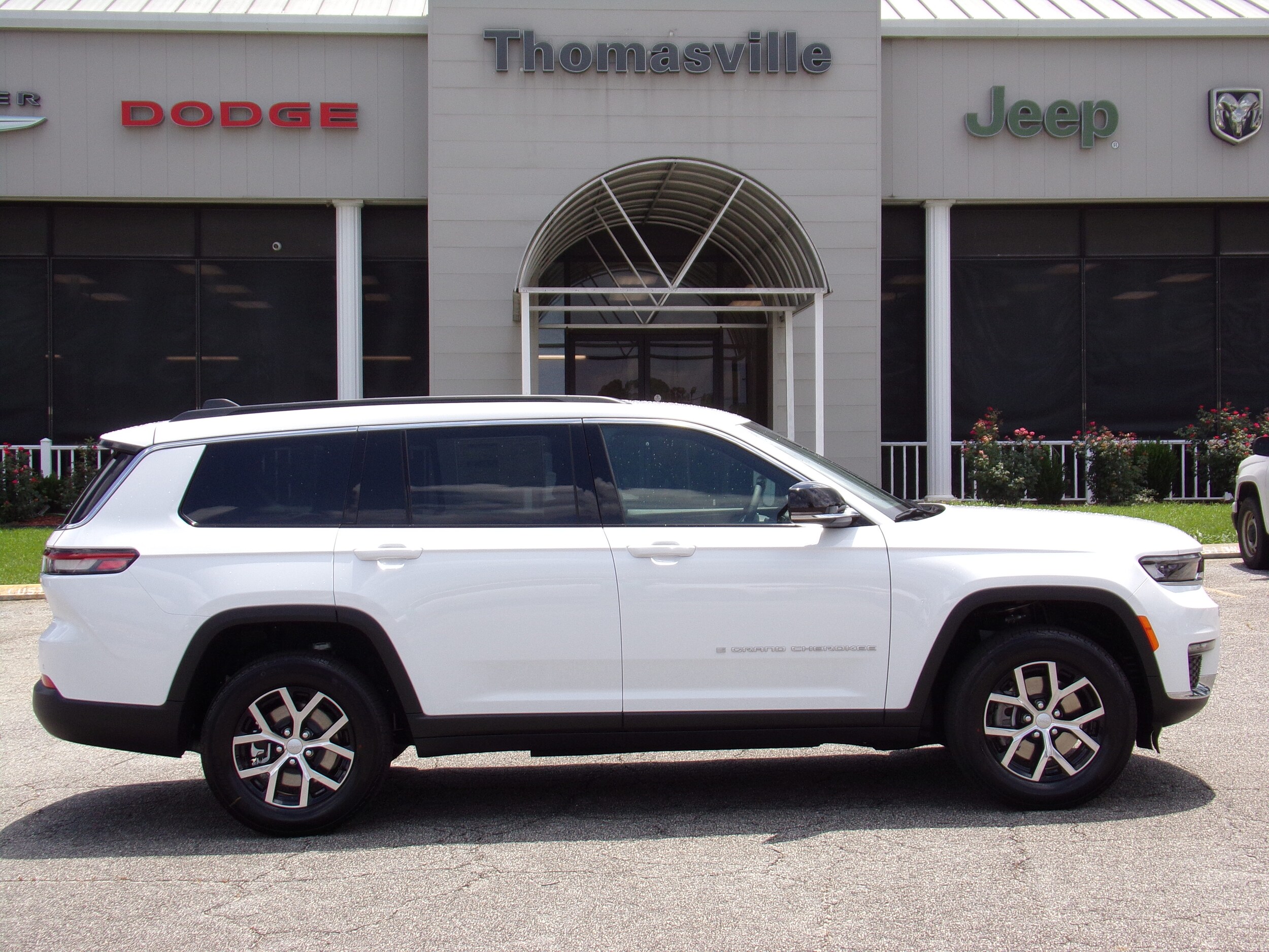 2025 Jeep Grand Cherokee Limited photo 3