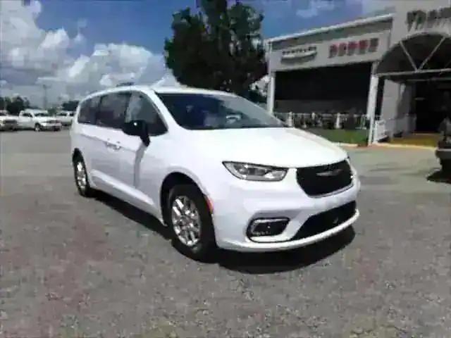 2024 Chrysler Pacifica Touring L photo 4