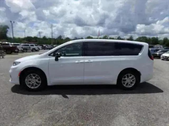 2024 Chrysler Pacifica Touring L photo 2