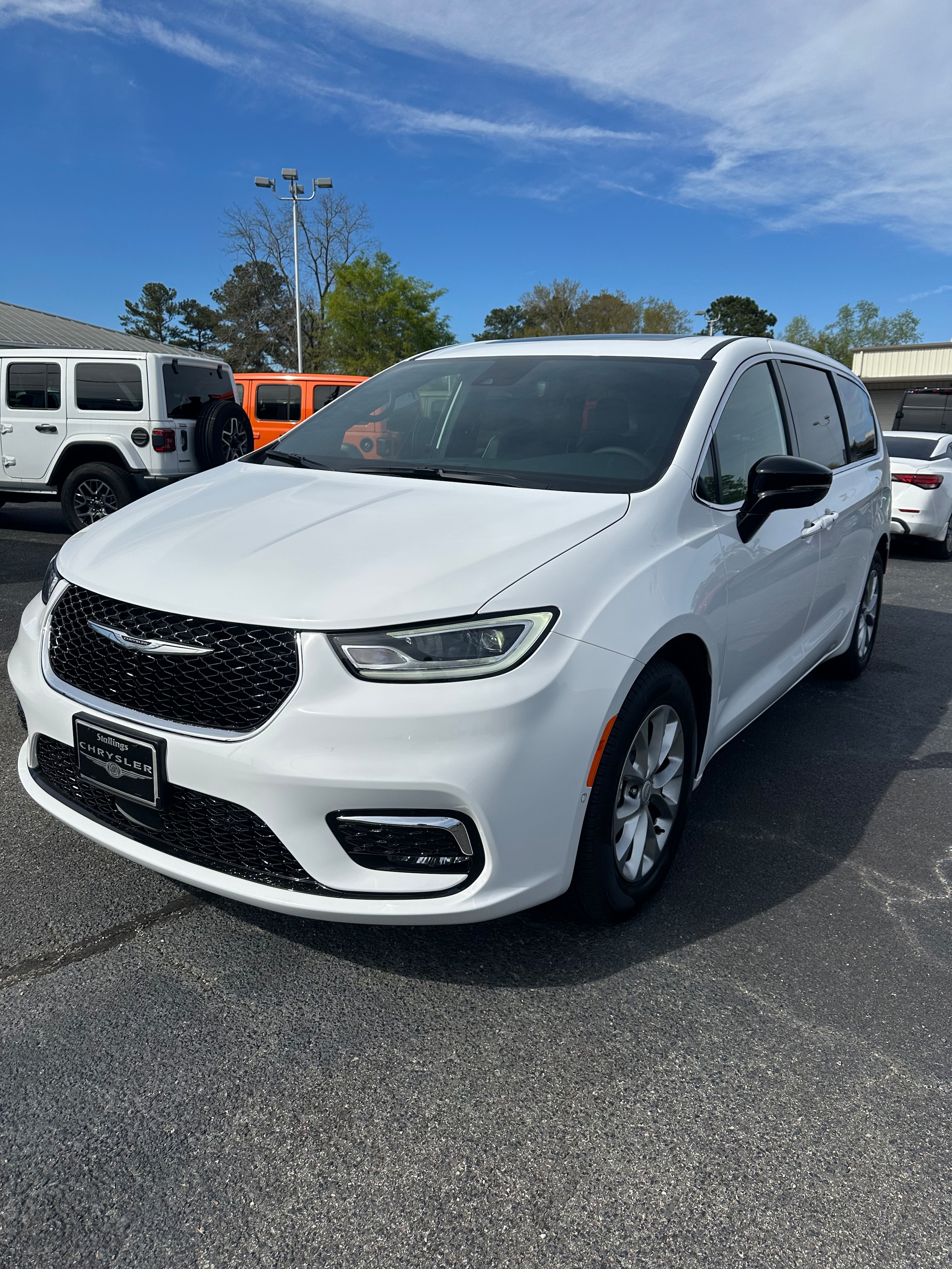 2026 Chrysler Pacifica Limited's photo