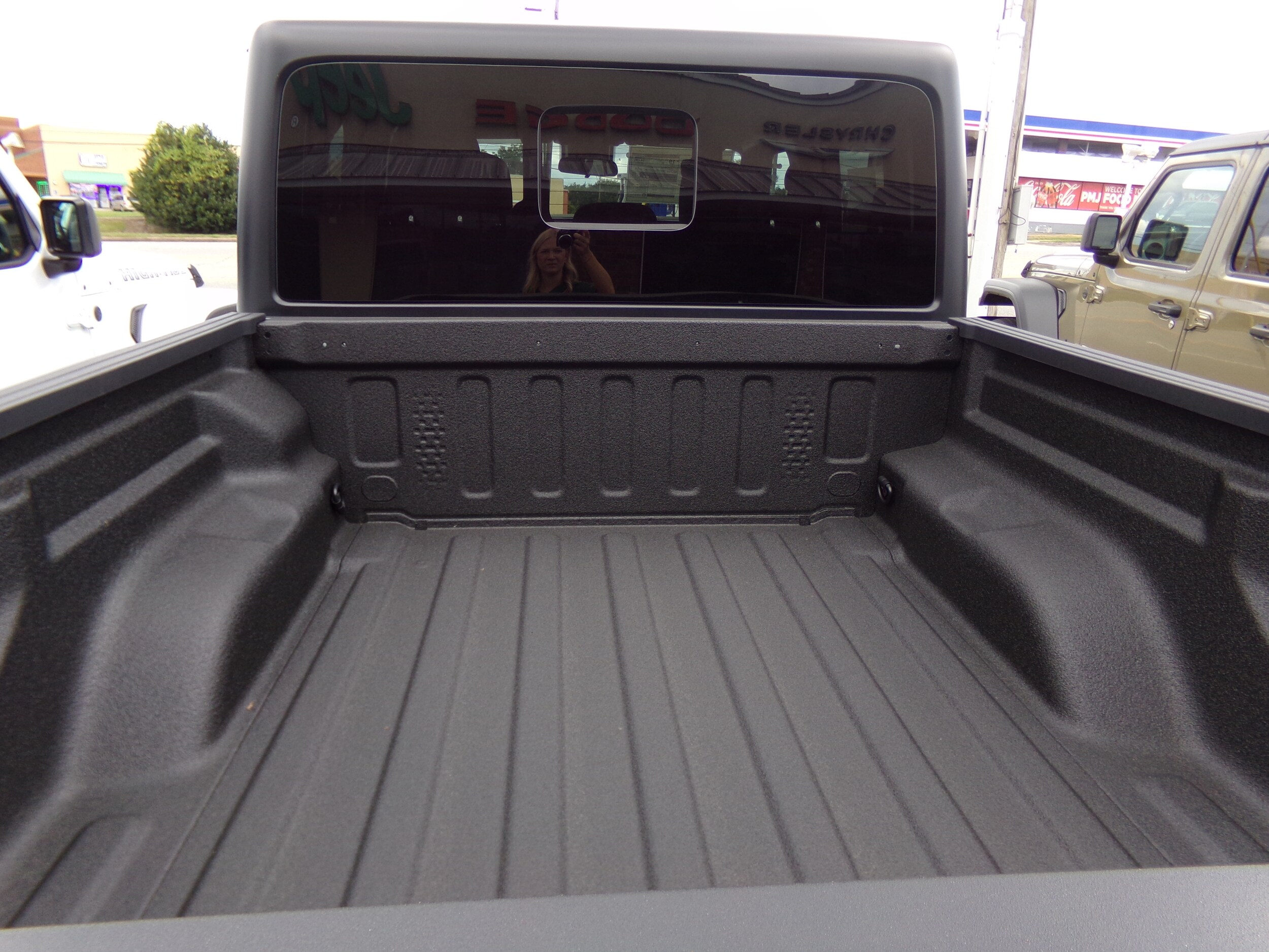 2025 Jeep Gladiator Sport S photo 3