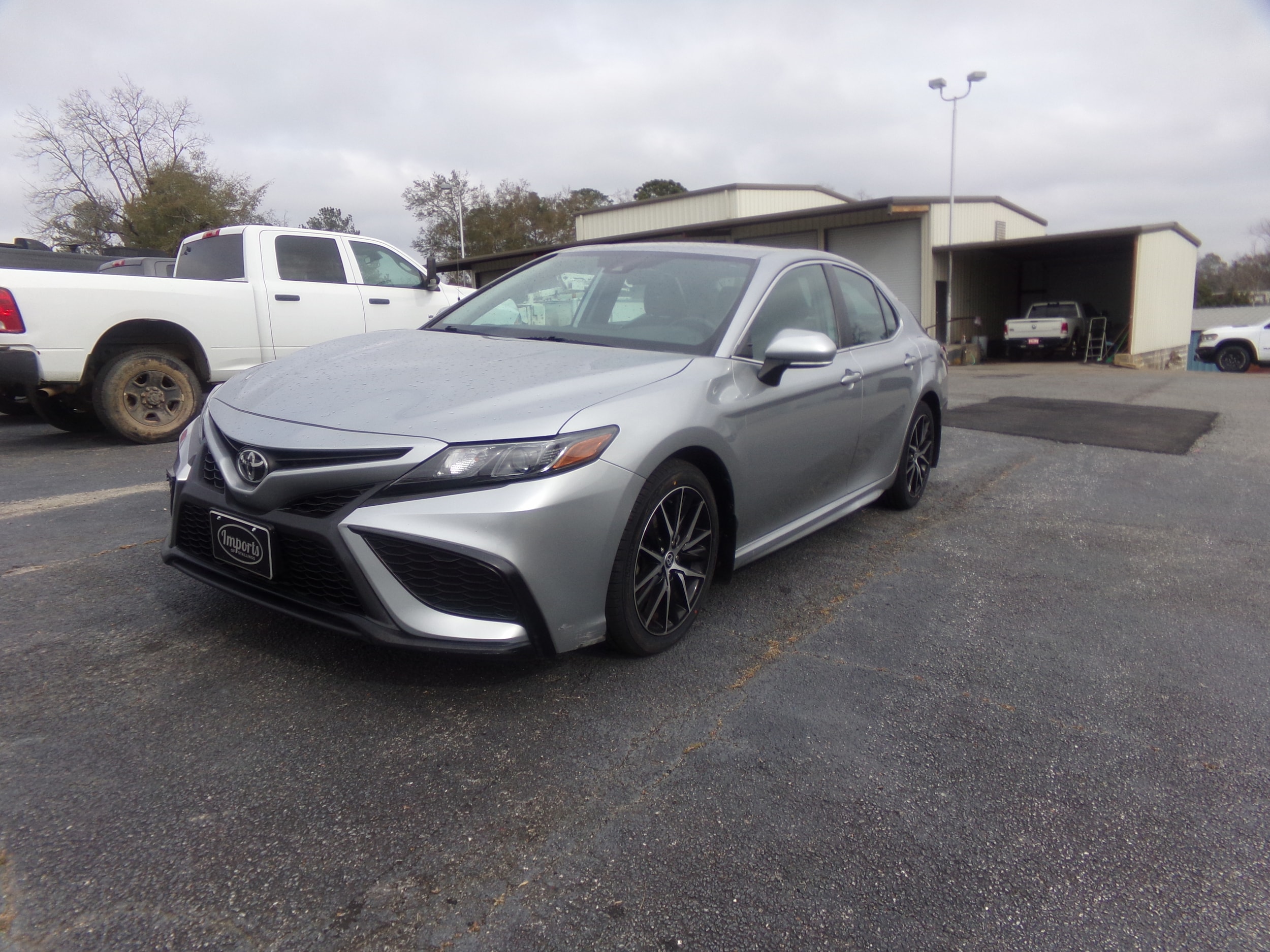 2022 Toyota Camry SE's photo