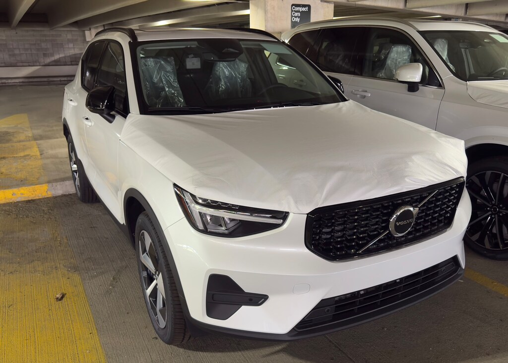 New 2026 Volvo XC40 B5 Core SUV