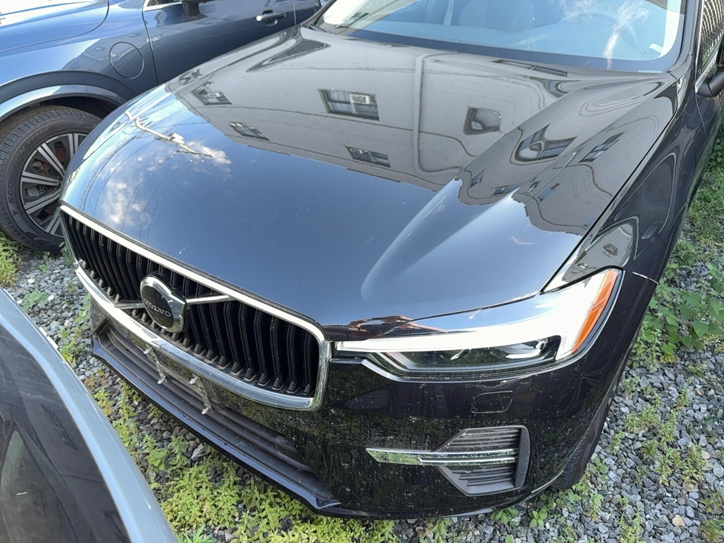 2022 Volvo XC60 B5 Momentum photo 3