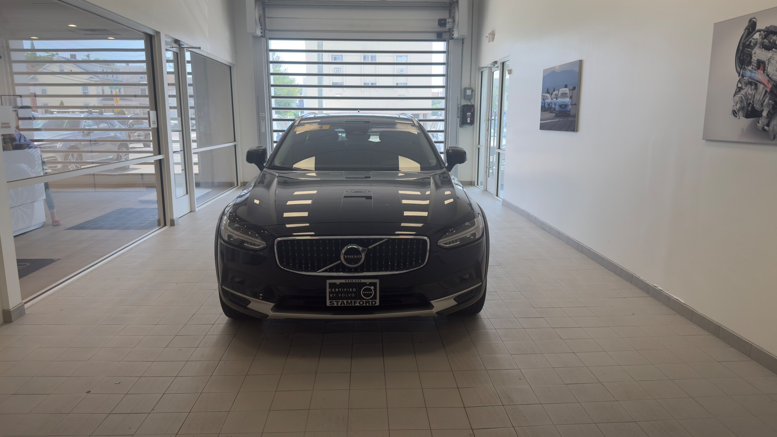 2024 Volvo V90 Cross Country B6 Plus photo 2
