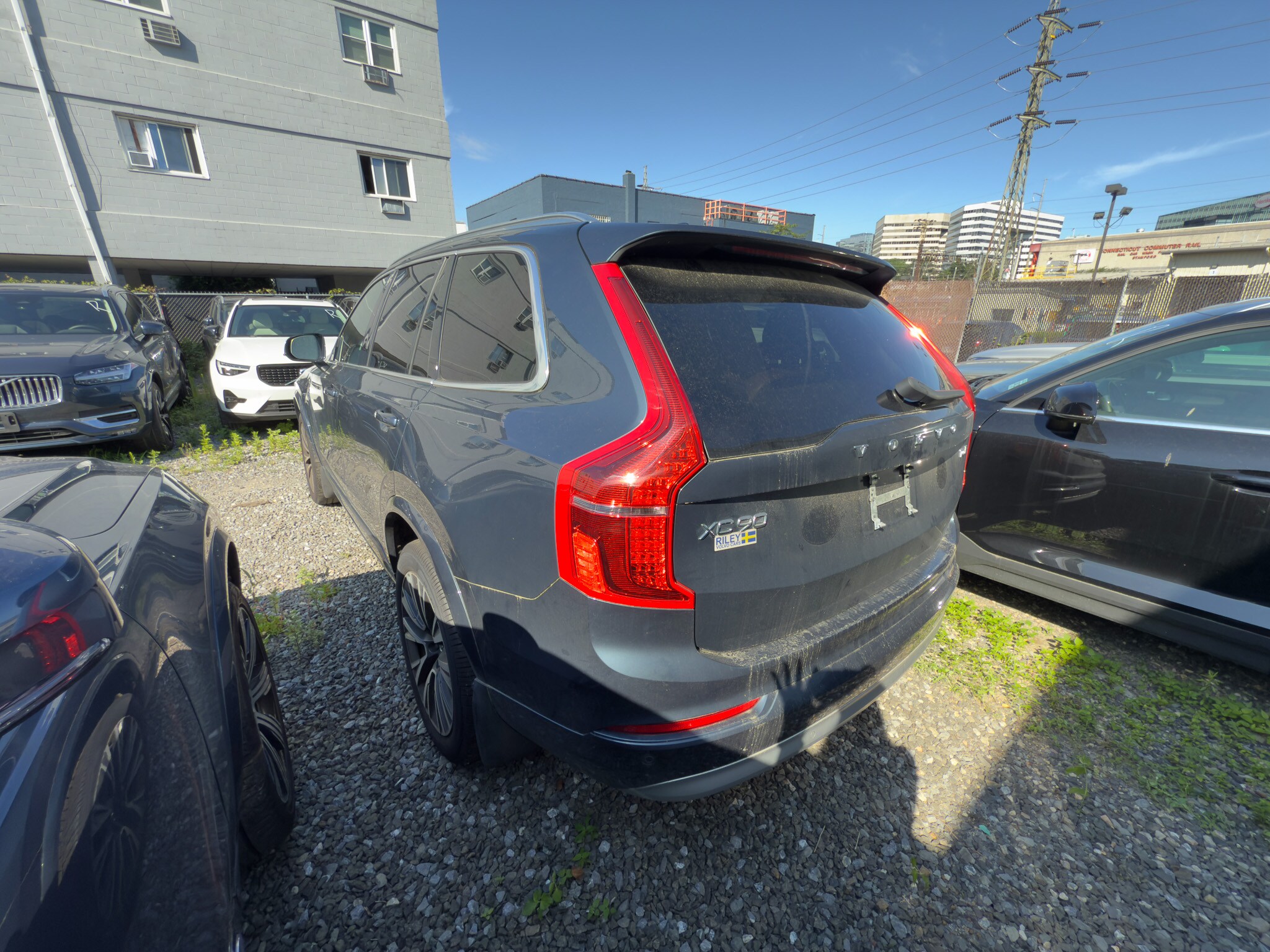 2022 Volvo XC90 T6 AWD Momentum photo 4