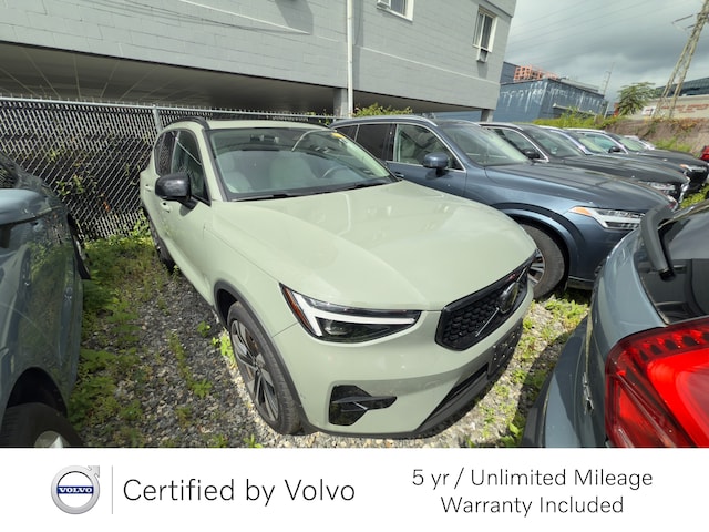 2024 Volvo XC40 B5 Ultimate Dark SUV