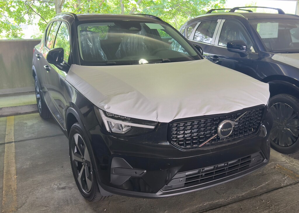 New 2026 Volvo XC40 B5 Core SUV