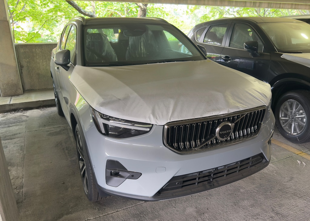 New 2025 Volvo XC40 B5 Ultra Bright Theme SUV